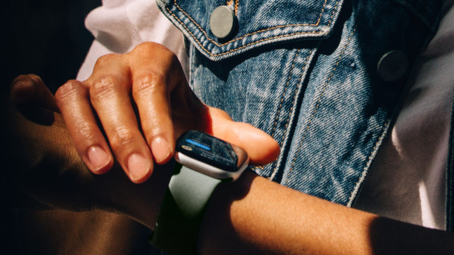 Apple Watch Seri 11 di tangan. (apel)